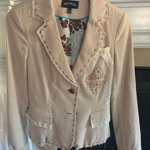 Till the end blazer, very trendy.